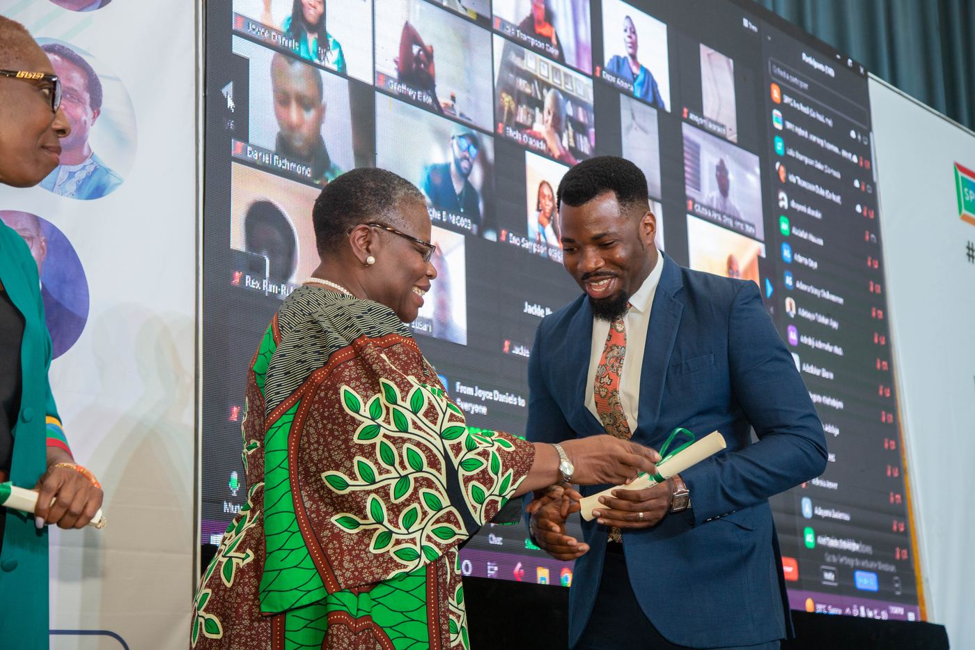 Un diplômé de SPPG Nigéria recevant son certificat
