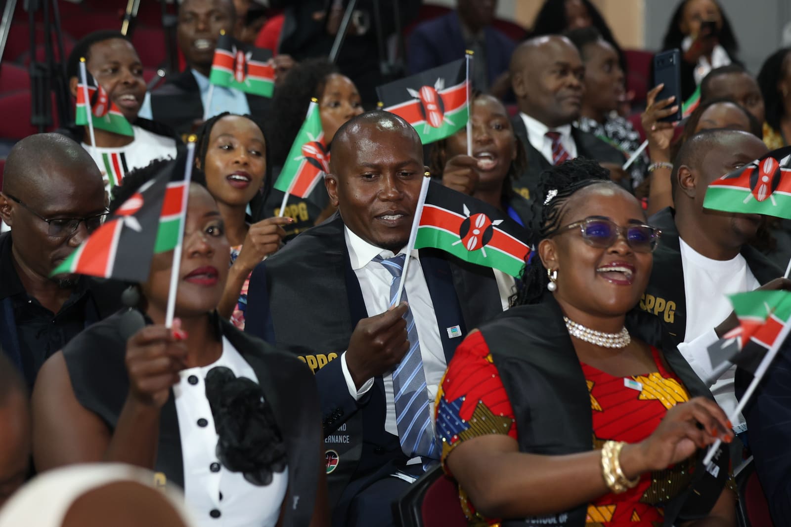 La cohorte de SPPG Kenya agitant des drapeaux kényans lors de la remise des diplômes à Nairobi